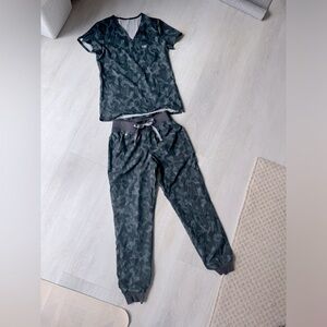 RARE FIGS Camo-esque Technical fabric scrubs XS